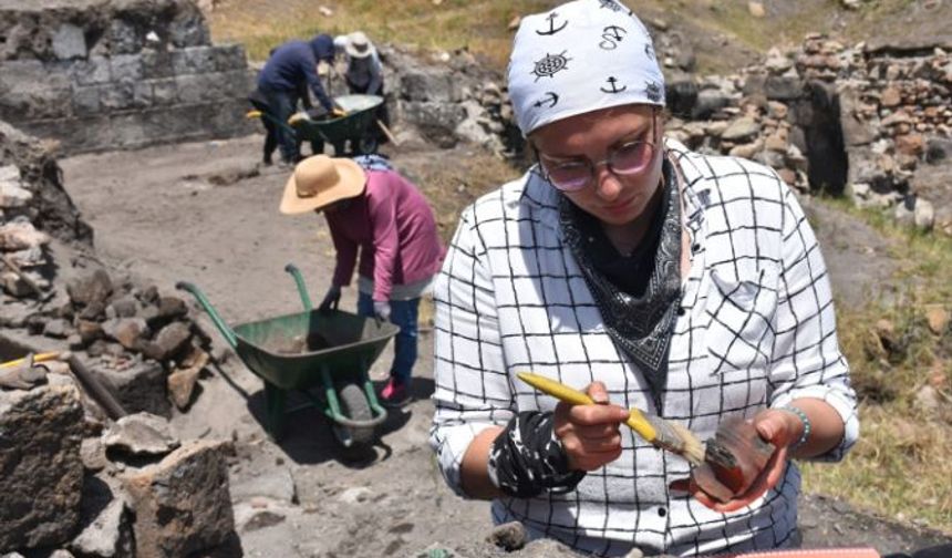 <p>UNESCO Dünya Miras Listesi'ndeki Tarihi Ani Ören Yeri'nde, tarihi eser ve kalıntıların gün yüzüne çıkartılması amacıyla bilim insanları, sanat tarihçiler, arkeologlar, mimarlar ve öğrencilerden oluşan bir ekip yeniden kazı çalışması başlattı. Kars'ta Arpaçay nehrinin geçtiği vadide yer alan, 884-1045 yılları arasında Bagratlılar, 1045-1064 yılları arasında Bizanslıların yönettiği Ani, 16 Ağustos 1064'te Selçuklu Sultanı Alparslan tarafından fethedildi.</p>
</p>