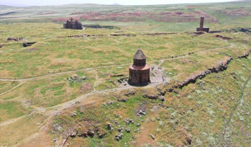<p>Yaklaşık 100 hektarlık alana kurulan, tarih boyunca Bagratlı Hanedanlığı, Bizans, Büyük Selçuklu, Gürcü Krallığı, Moğollar, İlhanlılar, Karakoyunlular, Akkoyunlular ve Osmanlı Devleti'nin hüküm sürdüğü Ani Ören Yeri'nde geçmişte Hristiyan ve Müslümanlar yan yana yaşadı. Bundan dolayı "Dünya Kenti", "Medeniyetler Beşiği", "Binbir Kilise" ve "40 Kapılı Şehir" olarak da adlandırılan Ani'de cami, kilise, katedral gibi dini yapıların yanı sıra kültür hazinesi birçok tarihi yapı bulunuyor.</p>
</p>