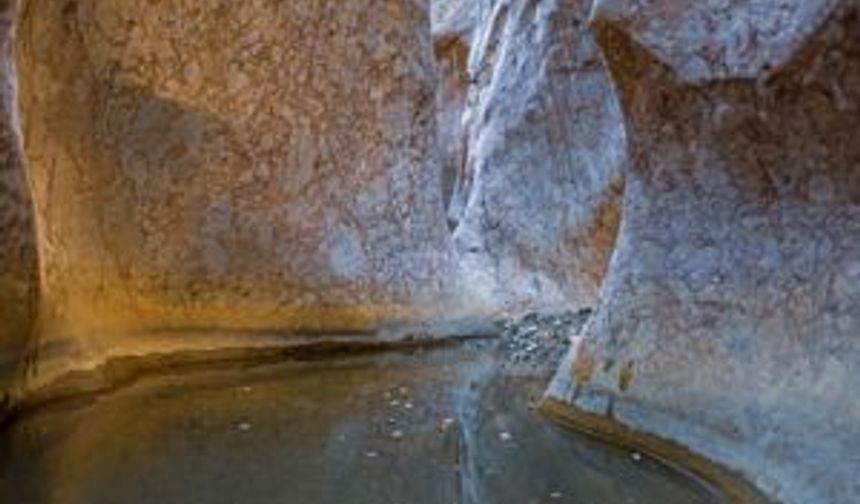 <p>Elazığ’ın Baskil ilçesine 30 km uzaklıkta, Konalga köyüne bağlı Yağmurlu ve Gümüşçay mezrasında bulunan yaklaşık 8 km uzunluğundaki Gümüşçay Kanyonu, dört saatlik zorlu bir yürüyüş ile gezilebiliyor. Kanyon yer yer dar geçitlerden, dönemeçli kıvrımlardan oluşuyor, kayaların rengarenk çeşitliliği ise dikkat çekiyor.</p>
</p>