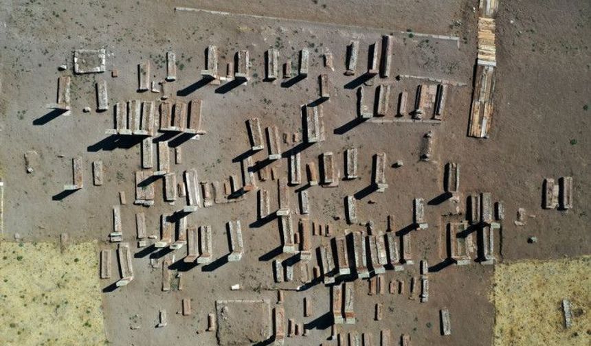 <p>Kültür ve Turizm Bakanlığının izniyle 210 dönümlük alandaki kazı çalışmaları Van Yüzüncü Yıl Üniversitesi (YYÜ) Sanat Tarihi Bölümü Dr. Öğretim Üyesi Mehmet Kulaz başkanlığında yürütülüyor.</p>
</p>