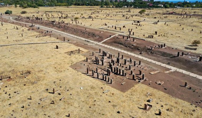 <p>UNESCO'nun Dünya Kültür Mirası Geçici Listesi'nde yer alan ve dünyanın en büyük Türk İslam mezarlığı niteliğini taşıyan alandaki kazı çalışmalarında, hem daha önce ortaya çıkarılan mezarlar restore ediliyor hem de yenileri ortaya çıkarılıyor. Alanında uzman akademisyenlerin de yer aldığı kazılarda bu yıl 40'ı çocuk 108 mezar gün yüzüne yeni çıkarıldı. Mezarların üzerindeki kitabe ve süslemelerin çözümlenmesine yönelik çalışmalar devam ediyor.</p>
</p>