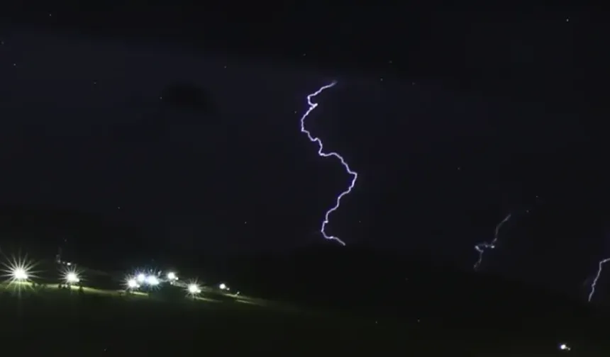 Kars'ta şimşekli gece