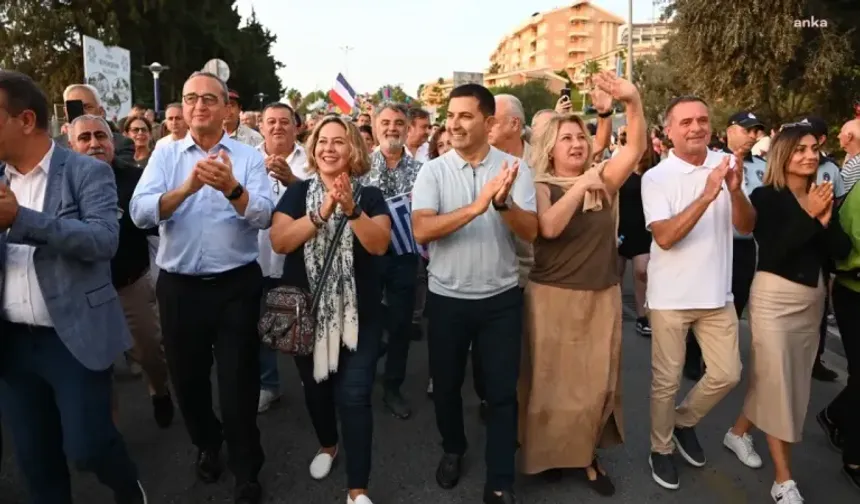 Kuşadası Sokak Festivali renkli görüntülerle başladı 