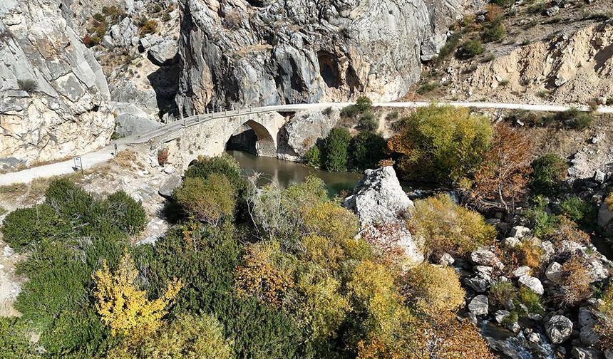 Nemrut Dağı eteklerinde sonbahar renkleri hakim oldu