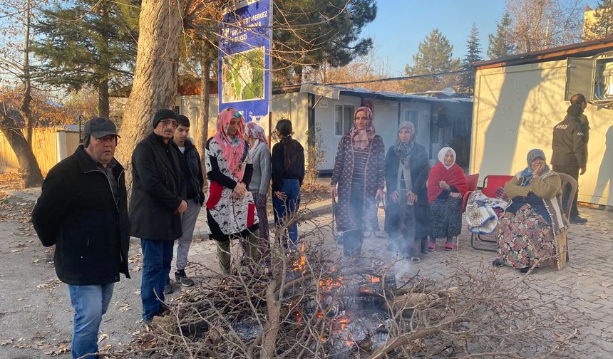 Malatya Yeşilyurt’ta konteynır kentte yaşayanlar: "Donuyoruz, ısınmak için dışarıda ateş yaktık"