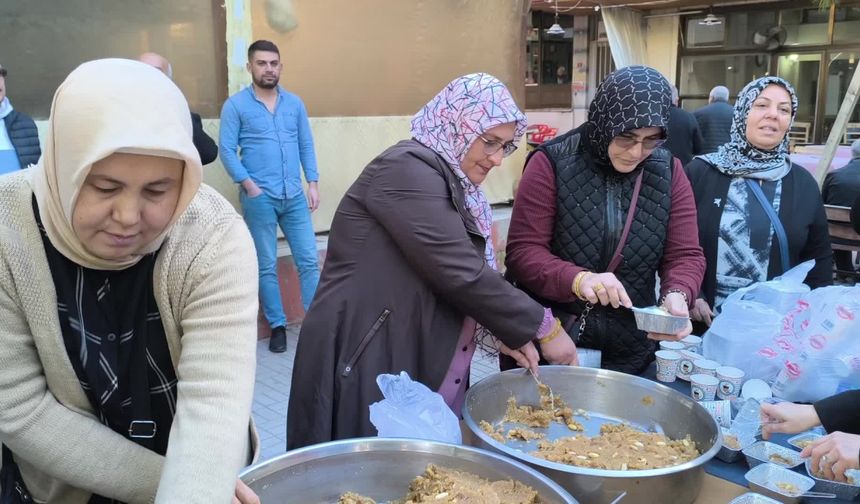 Kadirli'de Ferdi Tayfur için helva dağıtıldı