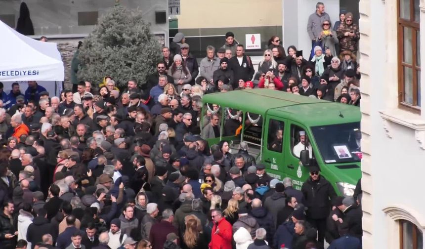 Edip Akbayram, çiçekler ve alkışlarla son yolculuğuna uğurlandı