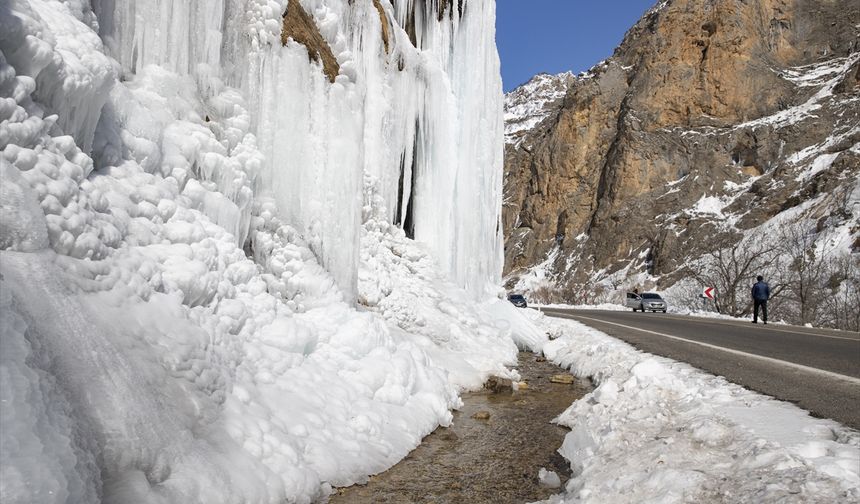 Tunceli'de hava sıcaklığının sıfırın altına düşmesi sonucu buz tutan "Ağlayan Kayalar", doğa tutkunları ve fotoğrafçıların uğrak yeri oluyor.