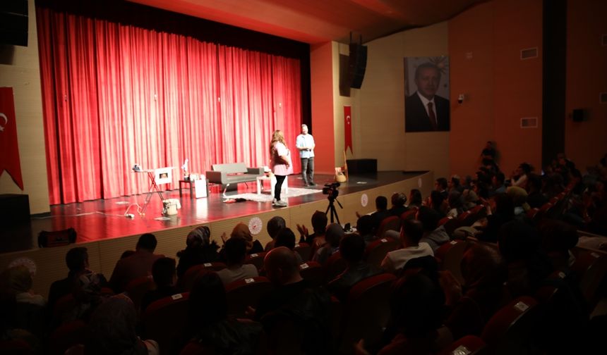 Erciş'te "Ruh Öküzüm" adlı tiyatro oyunu sahnelendi