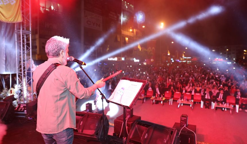 Iğdır'daki "Türk Gençlik Şöleni"nde Ali Kınık konser verdi