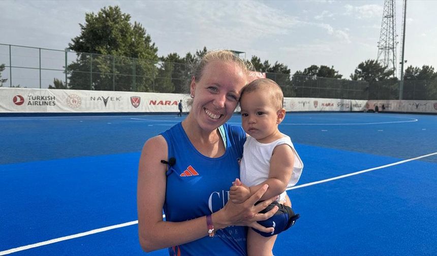 Kadın hokey sporcusu Sinem Yalçın'ın kucağında bebeğiyle finale çıkma sevinci