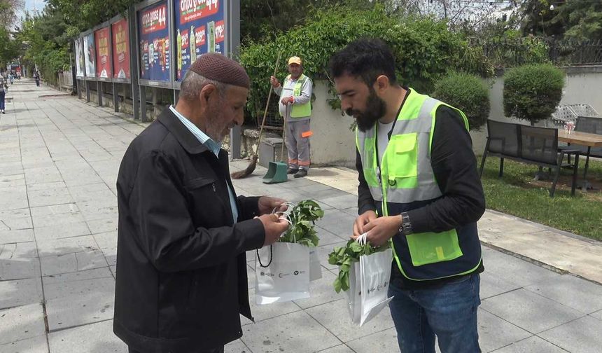 Malatya’da katı atık tesisinde üretilen fideler vatandaşlara dağıtıldı