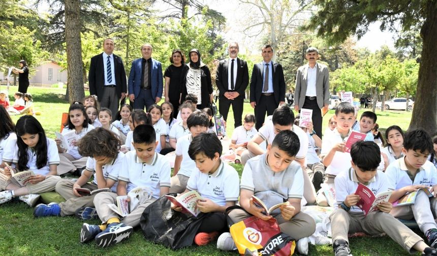 Malatya'da öğrenciler açık havada kitap okudu