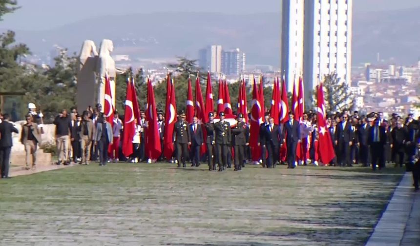 Gençlik ve Spor Bakanı Bak, gençlerle, Anıtkabir'i ziyaret etti