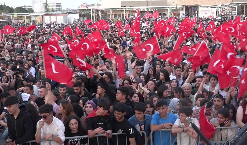 Veli Ağbaba’dan Malatya'da gençlere Pinhani konseri