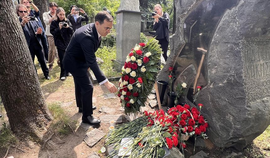 Nazım Hikmet Ran, ölümünün 62. yılında mezarı başında anıldı