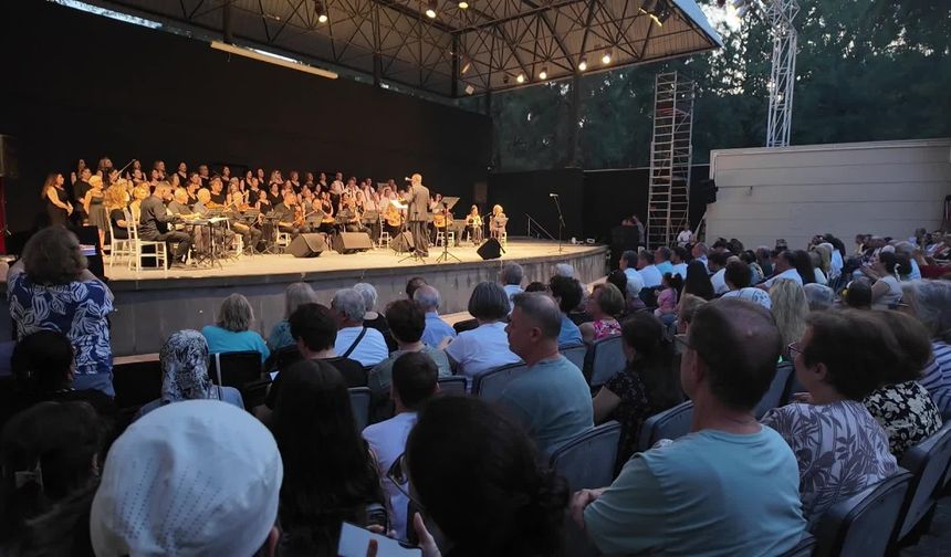Bornova yaza müzikle merhaba dedi: Büyükpark'ta Türk Sanat Müziği rüzgarı esti 