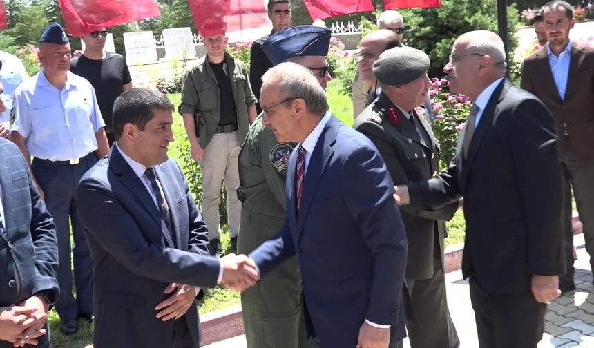 Malatya Valisi Yavuz'dan arife gününde şehitlik ziyareti