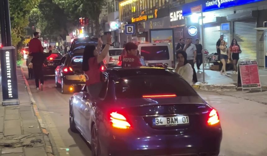 Van’da Vanspor coşkusu kent meydanına taştı... Şampiyonluk kutlamaları devam ediyor 