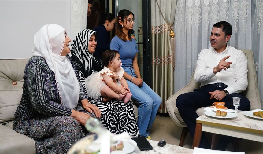 Bakan Kurum, Malatya'da yeni evlerine kavuşan depremzede aileye misafir oldu