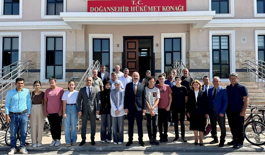 Doğanşehir Kaymakamı Sungur, LGS'de başarılı olan öğrencileri kabul etti