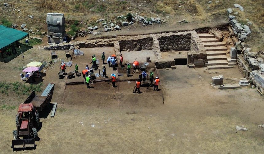 Patara'nın simgesi kent kapısı çevresindeki stoa ve dükkanlar gün yüzüne çıkarılıyor