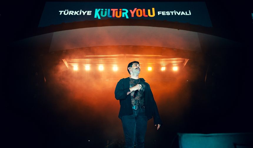 Şarkıcı Gökhan Türkmen, Van Kültür Yolu Festivali'nde konser verdi