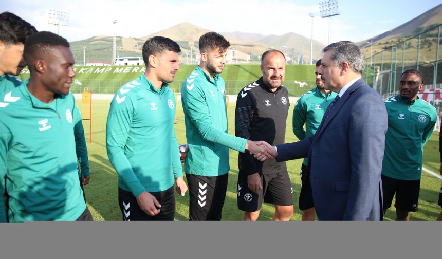 Vali Çiftçi, Erzurum'da kamp yapan Konyaspor'u ziyaret etti