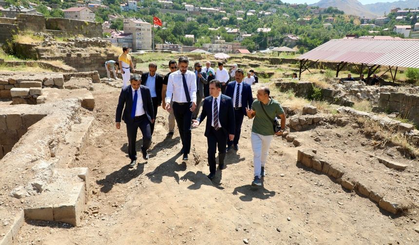 Vali Karakaya, Bitlis'te kültürel mirasların değerlendirilmesine yönelik toplantıya katıldı
