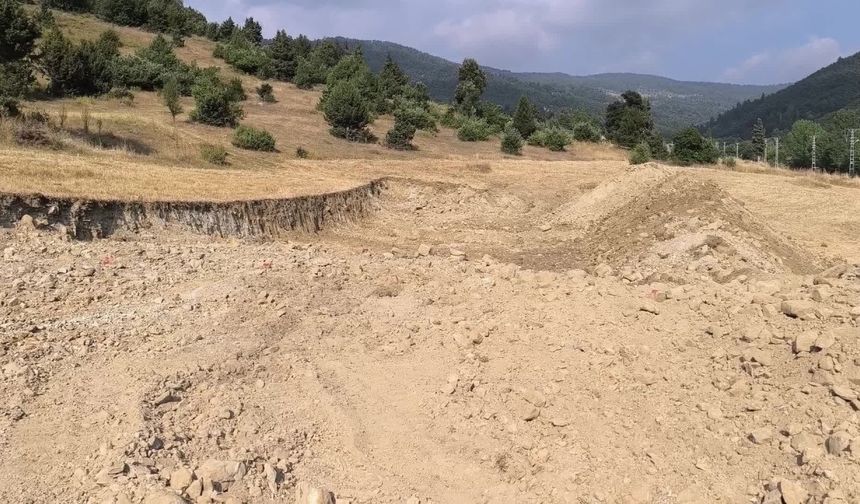 Davalık tarlasında kazı yapılan depremzede vatandaş: "Bize sormadan gelmişler, TOKİ buraya ev yapacak diye kazmışlar" 
