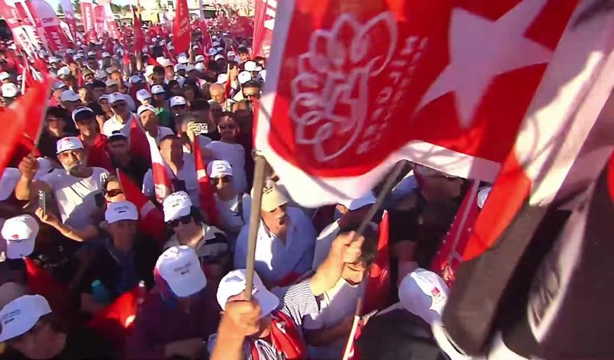 Malatya'da on binlerce kişi sıcak havaya rağmen miting alanını doldurdu