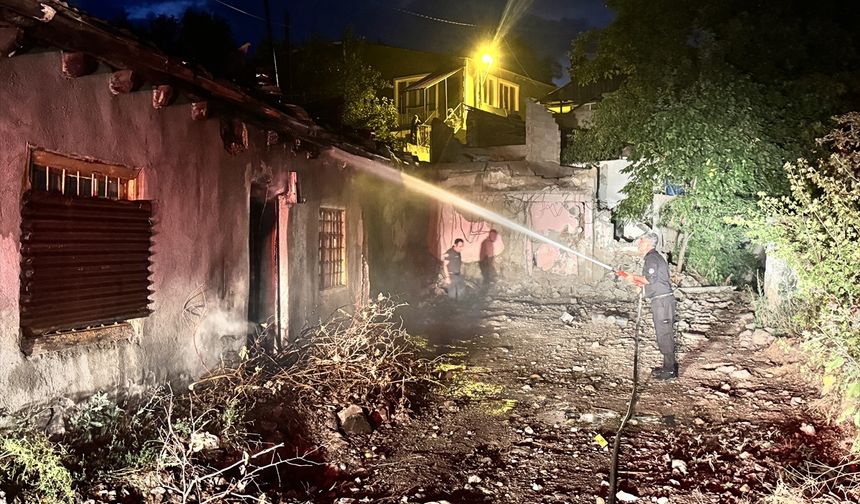 Erzurum'da yangın çıkan müstakil ev kullanılamaz hale geldi