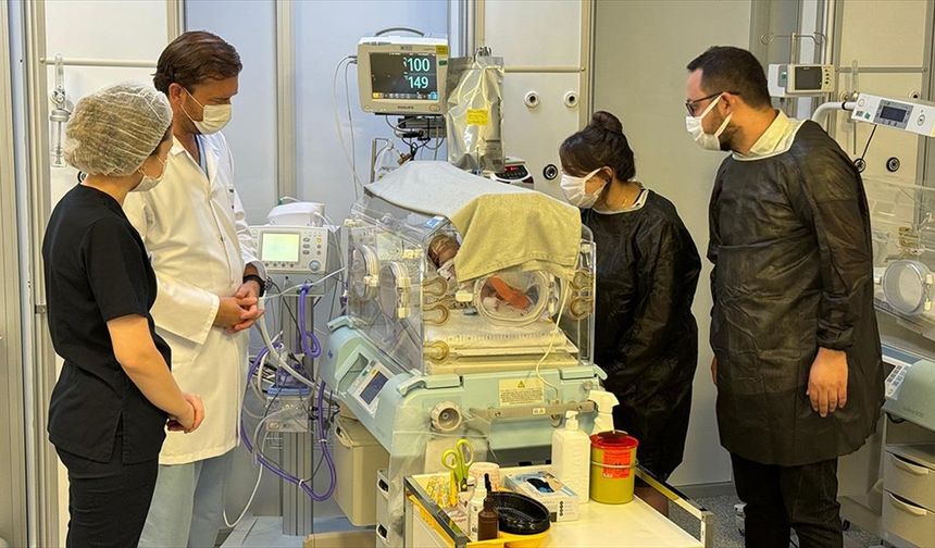 İç organları dışarıda doğan bebek, ailesi ve doktorların kararlılığıyla yaşama tutundu