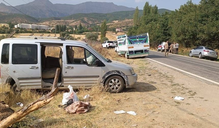 Kamyonet ile ticari araç çarpıştı: 5 yaralı