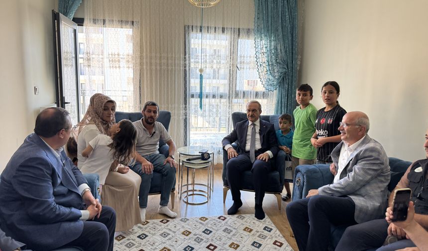 Malatya Valisi Yavuz, kalıcı konutuna yerleşen depremzede aileyi ziyaret etti