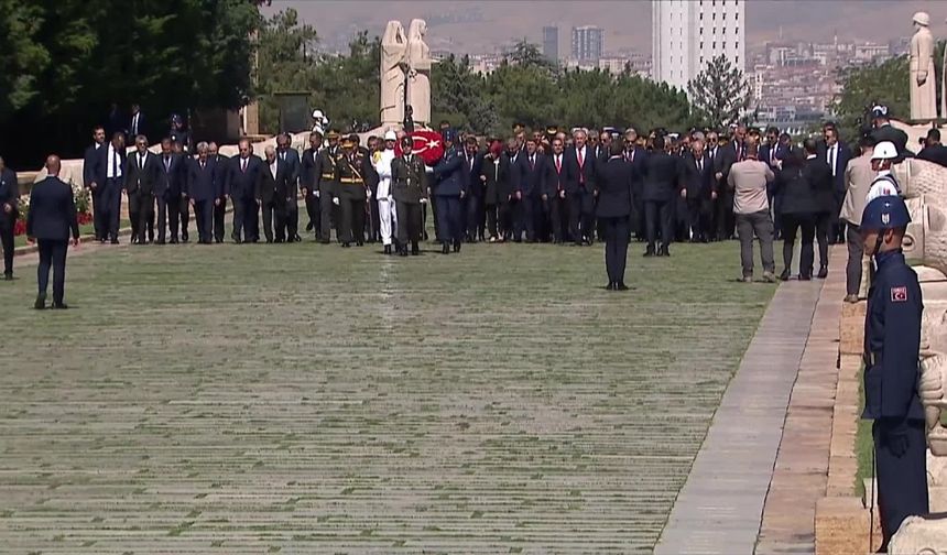 Cumhurbaşkanı Erdoğan başkanlığındaki devlet erkanı, Anıtkabir'i ziyaret etti