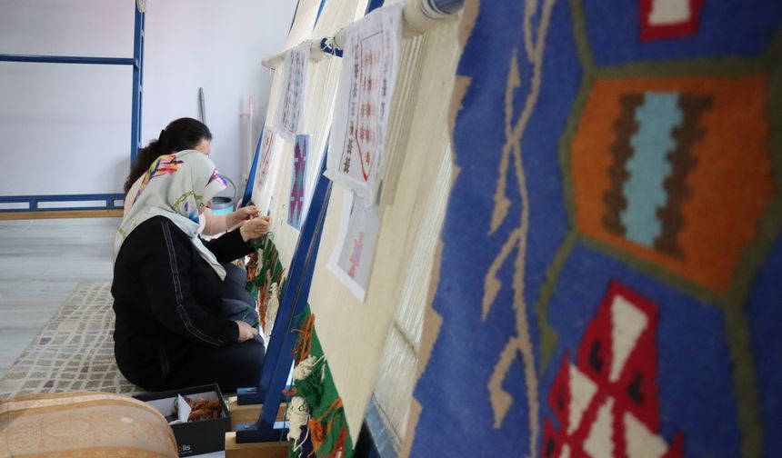 Oğuz boylarının kültürel mirası tescilli "Cengerli kilimi" Erzincan'da gelecek nesillere aktarılıyor