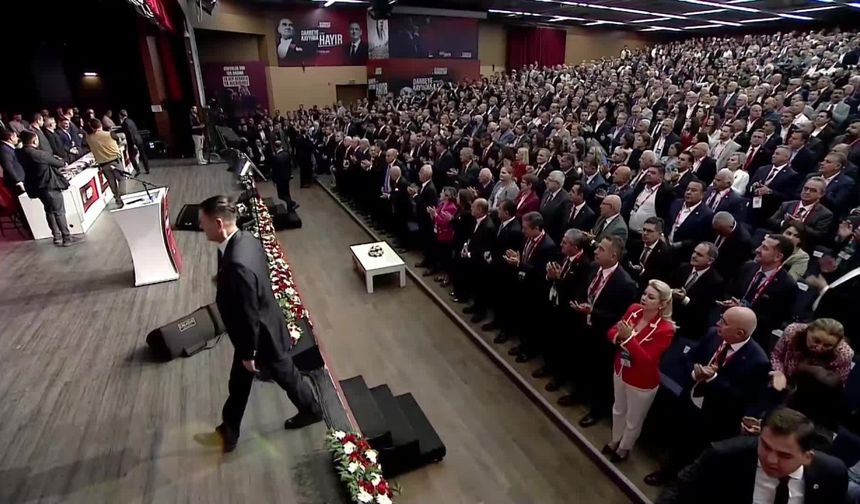 Özgür Özel'den Kurultayda Sert Mesajlar: “AK Parti, Yargı Kolları Kurarak Demokrasiden Saptı”