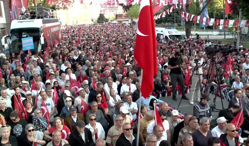 Özgür Özel'den sert çıkış: “Mansur Yavaş’a uzanan kirli elleri bu millet kırar”