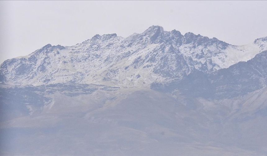 Ardahan ve Kars’ın yüksek kesimlerinde kar ve sis etkili oldu