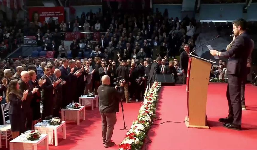 Özgür Özel: “Bir devir kapanacak, yeni bir devir açılacak. Ülkesini seven arkamdan gelsin”