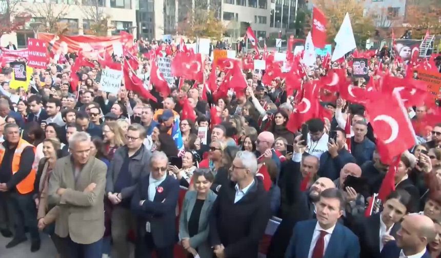 Özgür Özel’den Brüksel Mitinginde Güçlü Mesaj: “Yoksulluğu Yok Etmeye Ant İçtik”
