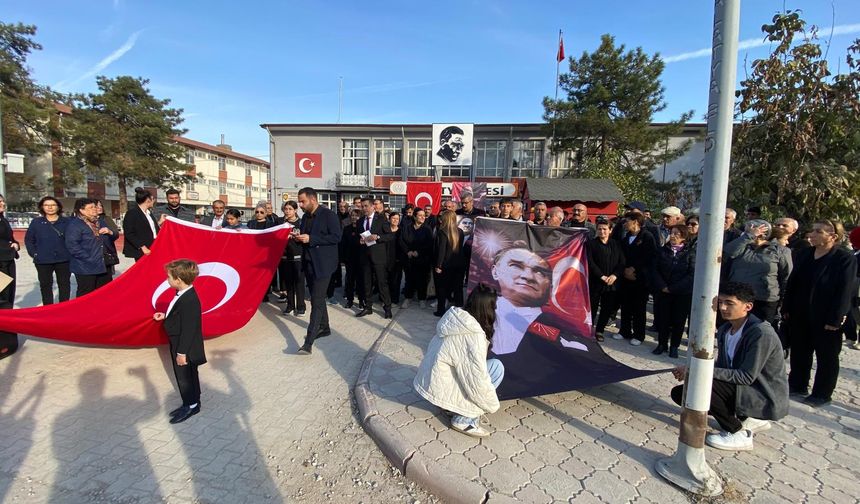 CHP, 10 Kasım’da okullarda anma töreni düzenledi: “10 Kasım’ı tatille gölgeleyemezsiniz”