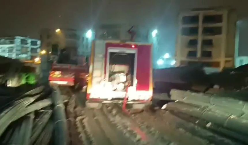 Depremzede esnafın geçici iş yerlerinde yangın: İki konteyner kullanılamaz hale geldi, bir kişi yaralandı