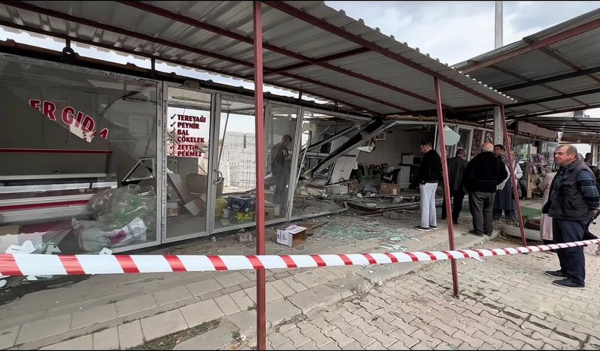 Malatya'da sürücüsünün kontrolünü kaybettiği otomobil konteynerin "içinden geçerek" tarlaya uçtu