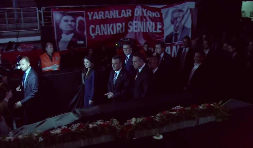 Özgür Özel, CHP Kurultayı’nda Rekor Oyla Yeniden Genel Başkan Seçildi