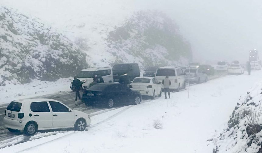 Malatya–Adıyaman Yolunda Kar Esareti: Araçlar Mahsur Kaldı, Yol Uzun Süre Kapalı Kaldı