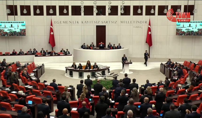 Özgür Özel’den bütçe tepkisi: “Eksi on iki virgül yedi büyüme kaydedilmez, küçülme denir”