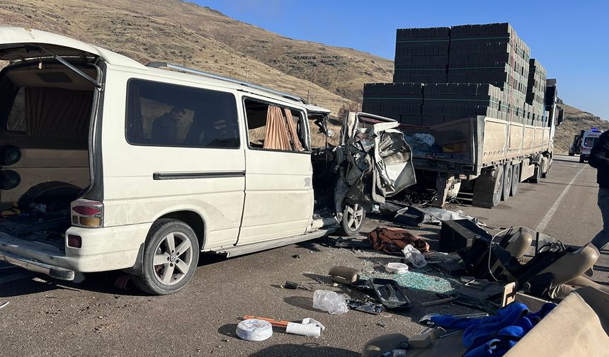 Akçadağ’da feci kaza: Minibüs tıra çarptı, 3 kişi yaşamını yitirdi