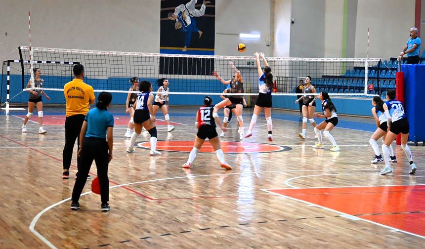 Nicer Hotel Voleybol Derbide Güldü: Malatya Voleybol'u 3-0 Mağlup Etti